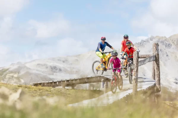 Una famiglia in mountain bike su un sentiero di montagna.
