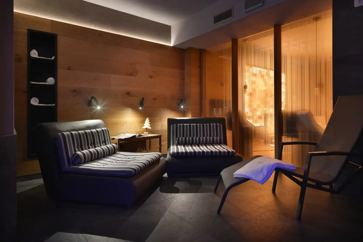 Salotto moderno e accogliente con arredamento elegante e illuminazione soffusa.