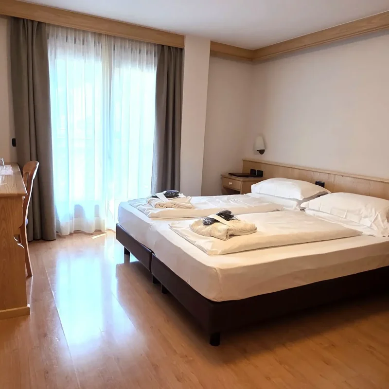 Ein modernes Hotelzimmer mit einem Doppelbett und einem Schreibtisch.
