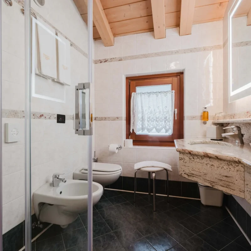 Modernes Badezimmer mit Holzdecke und Duschkabine.
