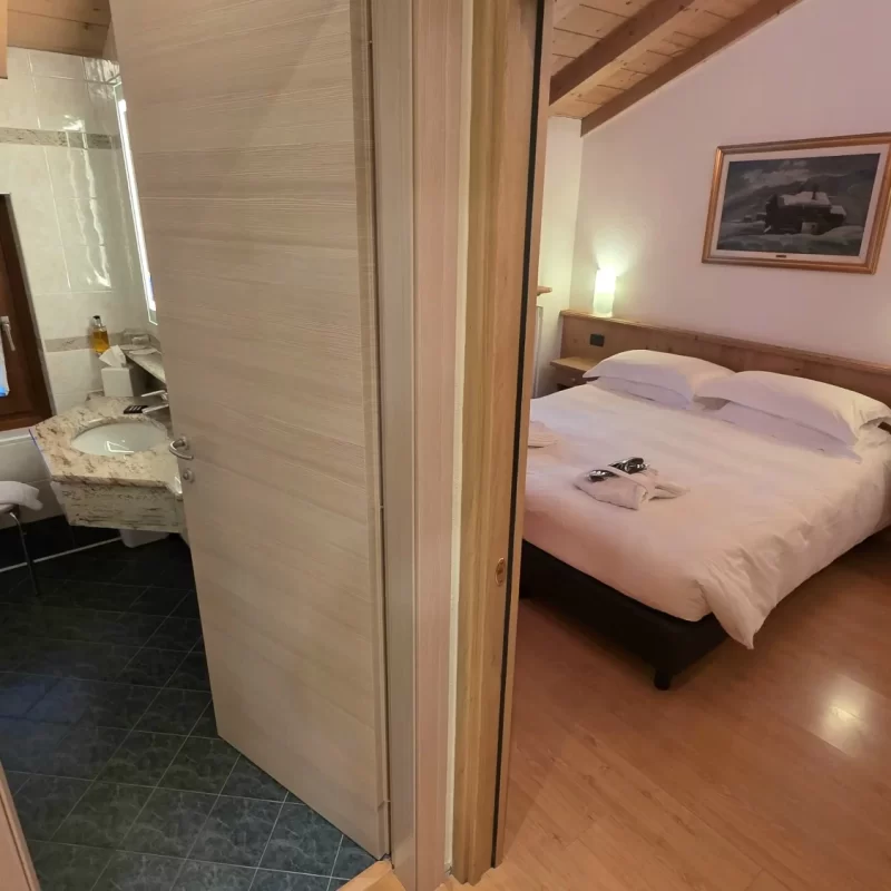 Gemütliches Schlafzimmer mit modernem Badezimmer.