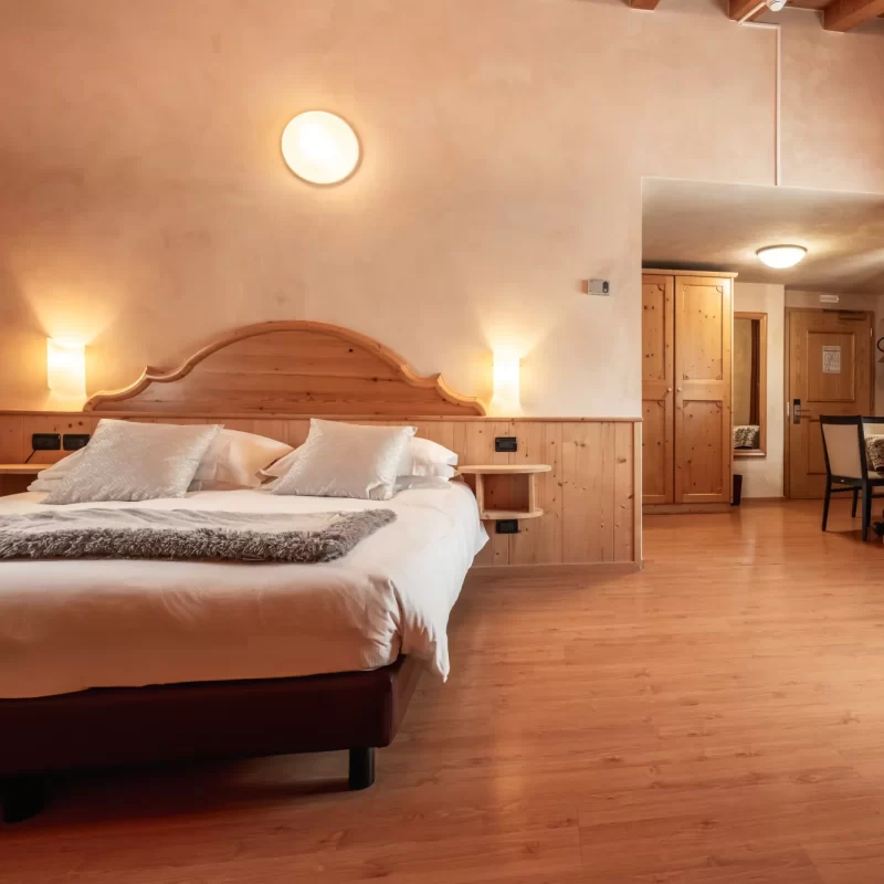 Gemütliches Schlafzimmer mit Holzmöbeln und Doppelbett.