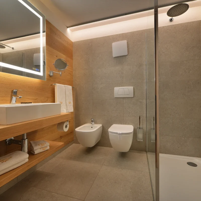 Modernes Badezimmer mit Waschbecken, Bidet, Toilette und Dusche.